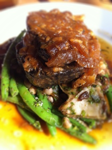 Onion braised beef shoulder with mushrooms, field peas & green beans